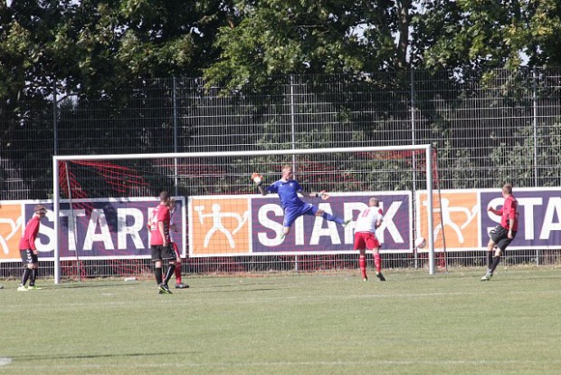 Jesper "Kylling" Kristoffersen sender bolden i gæsternes mål og bringer Tuse IF foran 2-0. Foto: Rolf Larsen.