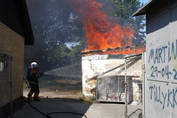 Bygningen kunne ikke reddes, men brandfolkene forhindrede ilden i at sprede sig. Foto: Skadestedsfotograf.dk - Johnny D. Pedersen.