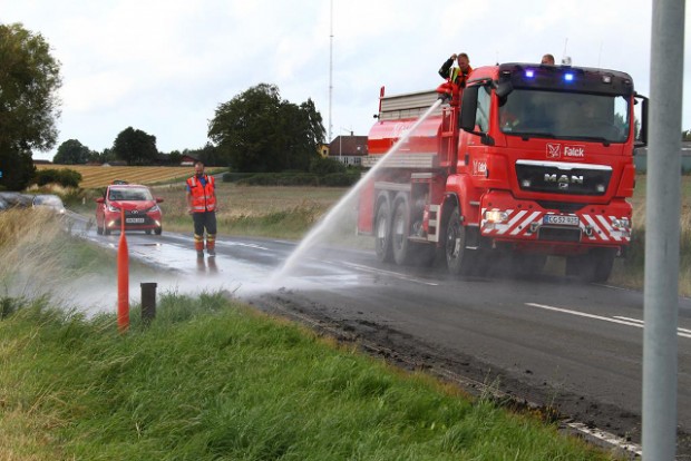 Brandvæsnet fjerner spildt jord fra vejbanen. Foto: Skadestedsfotograf.dk - Johnny D. Pedersen.