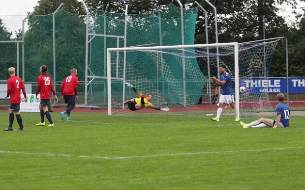 Thomas Jensens 3-1 scoring få minutter inde i 2. halvleg. Foto: Rolf Larsen.