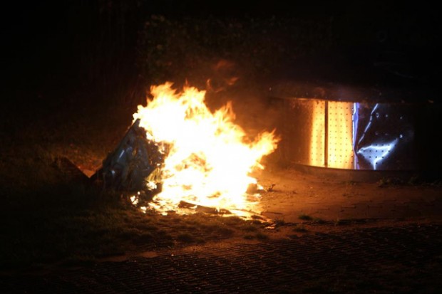 En container til pap blev søndag aften flammernes bytte. Foto: Morten Sundgaard - Skadestedsfotograf.dk.