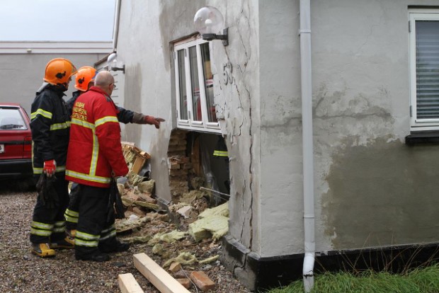 Skaderne besigtiges efter en varebil tirsdag eftermiddag bragede ind i gavlen på et hus. Foto: Morten Sundgaard - Skadestedsfotograf.dk.