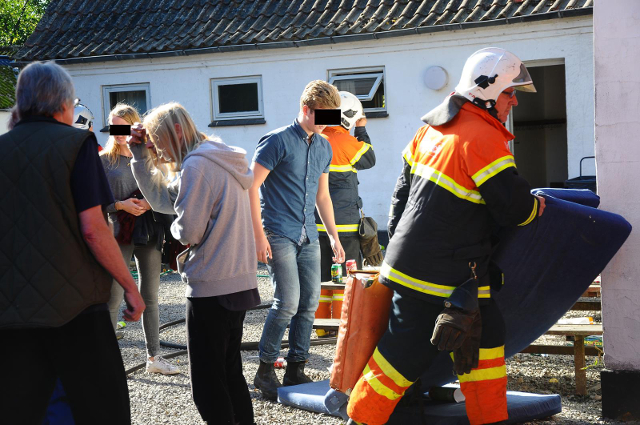 Omkring 20 unge var tilstede, da der udbrød brand i et værelse på feriekolonien på Audebo Skolevej. Foto: Alex Christensen.