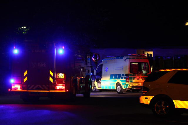 To personer måtte en tur på hospitalet da der opstod brand under en personalefest. Foto:  Skadestedsfotograf.dk - Johnny D. Pedersen.