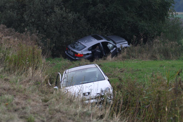 En BMW og en Peugeot endte i en grøft, da en overhaling gik galt. Foto: Skadestedsfotograf.dk - Johnny D. Pedersen.