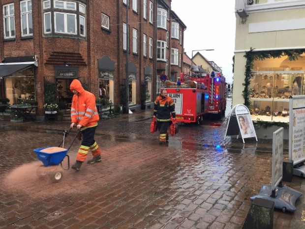 Ahlgade og Blegstræde blev mandag formiddag forurenet med dieselolie. Foto: Michael Johannessen.