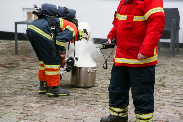 - Jeg tror pølserne er færdige chef...  En gryde med pølser kogte tør på Kunsthøjskolen i Holbæk lørdag morgen. Foto: Michael Johannessen.