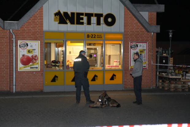 Politiet ledte efter spor efter røveriet mod Netto på Munkholmvej. Foto: Michael Johannessen.