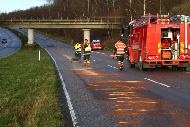 Lørdag måtte brandfolkene ud og sprede kattegrus på et større oliespild, som strækte sig fra Mørkøv til Bjergsted. Foto: Skadestedsfotograf.dk - Johnny D. Pedersen.