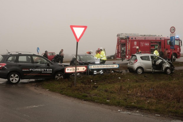 Tre biler bragede mandag formiddag sammen på Roskildevej mellem Holbæk og Vipperød. Foto: Alex Christensen.