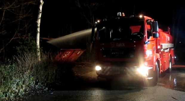 Søndag aften var der ild i en container ved Sofielundskolen afdeling Bjergmarken i Holbæk. Foto: Rolf Larsen.