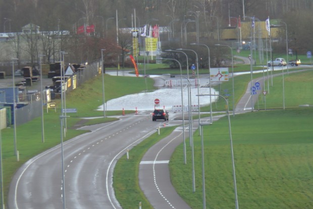 Skagerakvej er oversvømmet ved krydset med Spånnebæk. Foto: Rolf Larsen.