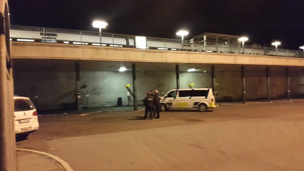 En beruset mand faldt fra perronen og ned på busholdepladsen på Holbæk Station. Foto: Michael Johannessen.
