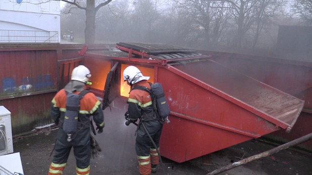 Brandvæsnet måtte fredag rykke ud til en brand i denne container i Ladegårdsparken. Foto: Michael Johannessen.