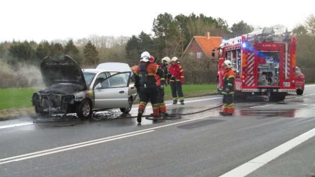 Søndag eftermiddag udbrød der brand i motorrummet på denne bil. Foto: Rolf Larsen.