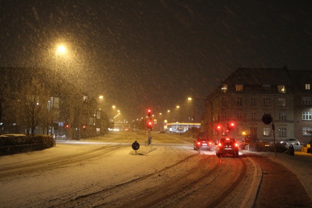 Søndagen bød på snevejr og glatte veje.  Her er det Valdemarsejrsvej i Holbæk set fra Havnevej. Foto: Morten Sundgaard.