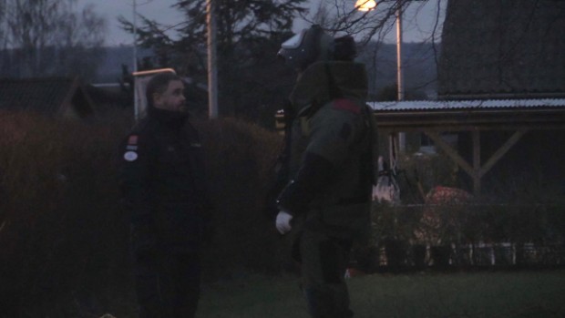 En bomberydder i fuld beskyttelsesdragt var onsdag eftermiddag i aktion i Kundby. Foto: Michael Johannessen.