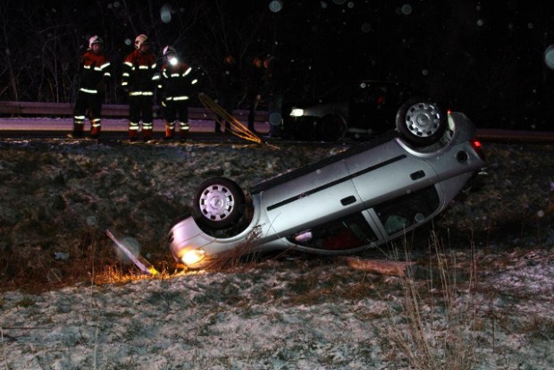 Snevejret gjorde vejene spejlblanke. En kvindelig bilist endte på hovedet i grøften. Foto: Skadestedsfotograf.dk - Johnny D. Pedersen. 