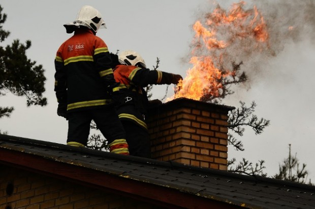 Brandvæsnet måtte mandag rykke ud til en skorstensbrand i Kundby. Foto: Alex Christensen.