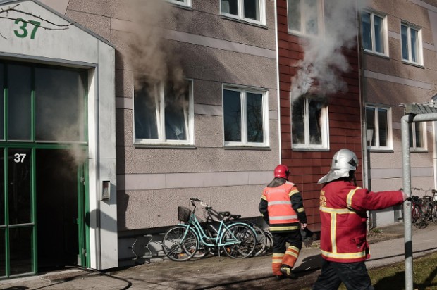 Onsdag formiddag måtte brandvæsnet rykke ud til en brand i en stuelejlighed i Bjergmarken. Foto: Alex Christensen.