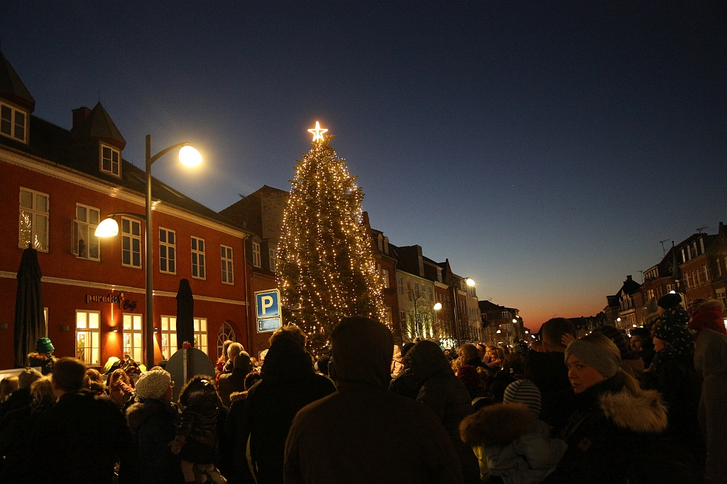 Juletræet i Ahlgade er tændt. Foto: Rolf Larsen