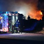 Brandfolk kæmper lørdag aften mod flammerne på Audebo Miljøcenter. Foto: Michael Johannessen.