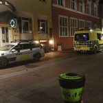 Politi og ambulance fredag aften foran "Landgreven" i Nygade. Foto: Rolf Larsen.