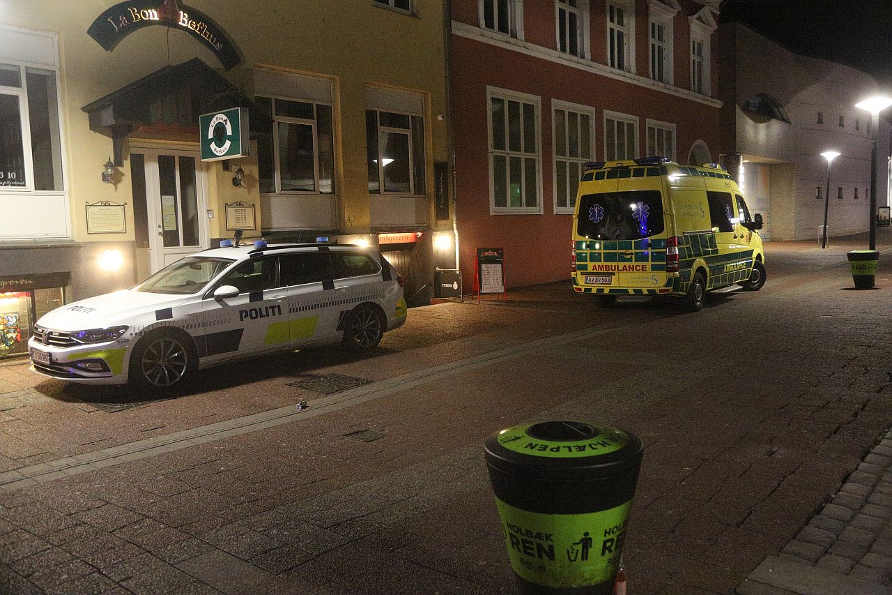   Politi og ambulance fredag aften foran "Landgreven" i Nygade. Foto: Rolf Larsen.