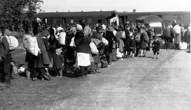Tyske flygtninge fra Østpreussen ankomer til Meldorf station i Slevsvig-Holsten. Foto: Bundesarchiv, Bild 146-1987-058-08 / CC-BY-SA.
