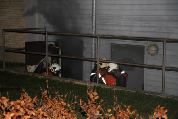 Brandfolkene fra Holbæk Brandvæsnet er på vej ind i den brand kælder, Foto Michael Johannessen.