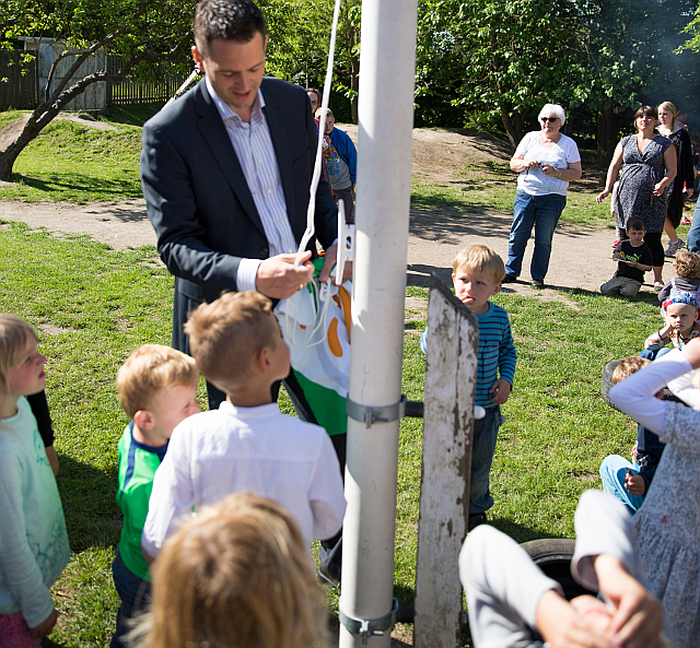 Borgmester Søren Kjærsgaard hjalp børnene med at hejse "Det Grønne Flag". Foto: Holbæk Kommune.