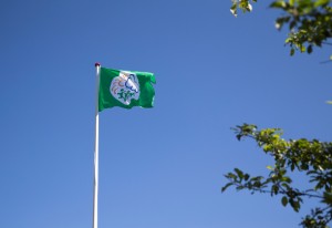 "Det Grønne Flag" i toppen af flagstangen ved Hagested Børnehus. Foto: Holbæk Kommune.