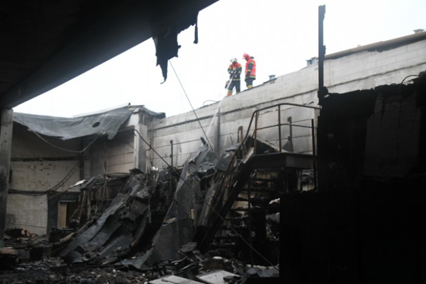 Efterslukning efter brand i industribygning Foto: Michael Johannessen.