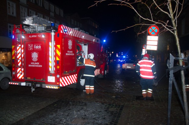 Fredag var der brand i en container, Algade i Holbæk. Foto: Michael Johannessen.