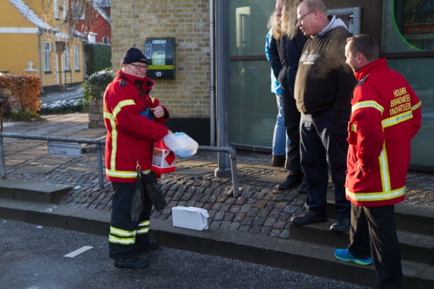 Indsatsleder Hans Viggo Heisel bliver overraske af sine kolleger fra Holbæk Brandvæsen, Foto: Michael Johannessen. 