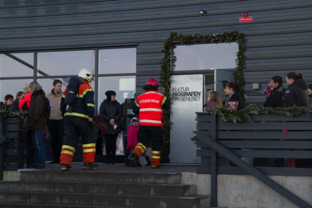 Brandvæsnet er lige ankommet til Kultur Biografen i Holbæk, Foto: Michael Johannessen.