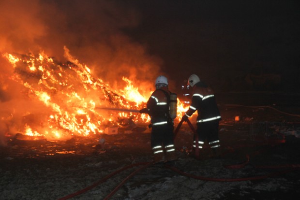 her er brandvæsnet i gang med at slukke ilden på Noveren. Foto: Michael Johannessen.
