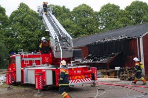 Brandfolk igang ved branden i et værksted på Tølløse Slots Efterskole den 5. juni 2014. Foto: Michael Johannessen