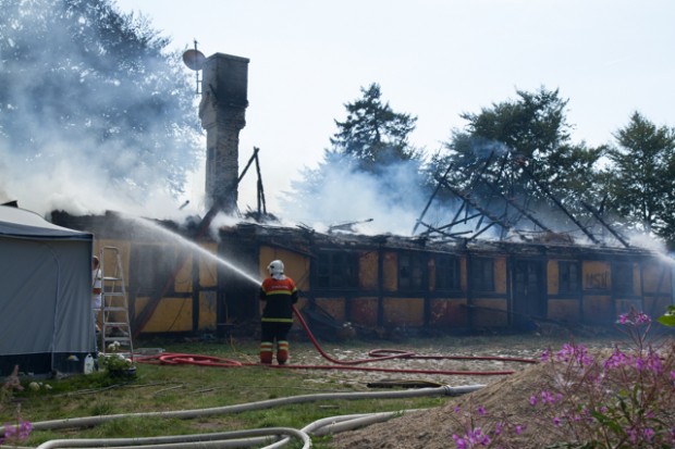 Fredag eftermiddag udbrød der brand i en gård på Ådalvej ved Tølløse Foto: Michael Johannessen.