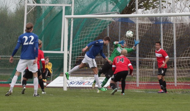 Kristoffer Dirksen sender bolden i BSVs mål med et hovedstød og bringer Nordvest FC foran 3-2. Foto: Rolf Larsen.