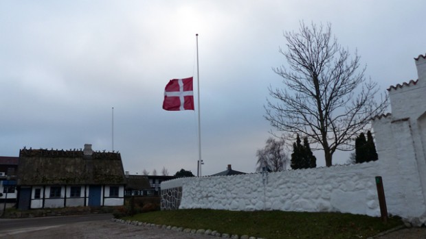 Flaget på halv kirken for at mindes ofrene for angrebene i København i weekenden. Foto: Jesper von Staffeldt.
