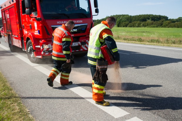 Tirsdag eftermidag spilte en motorcykel oli på Omfartsvejen i Holbæk Foto: Michael Johannessen