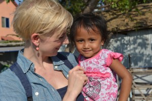 Louise Wolff, der er vært på det store tv-show Danmarks Indsamlingen, besøger børnene i et af de ekstremt fattige slumkvarterer i Phnom Penh, Cambodja. Foto: UNICEF/ Karin Aaen, Cambodja