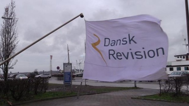 Flagstangen hos Dansk Revision måtte bukke under før Egon Ramte Holbæk for alvor, Foto: Michael Johannessen.