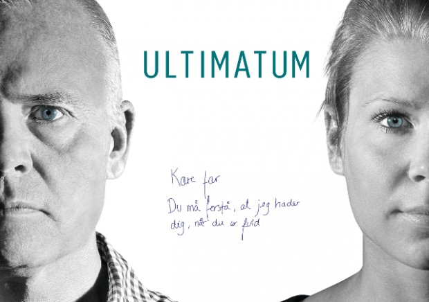 Ultimatum sættes op på Folkemødet på Bornholm. (Illustration: Holbæk Teater)