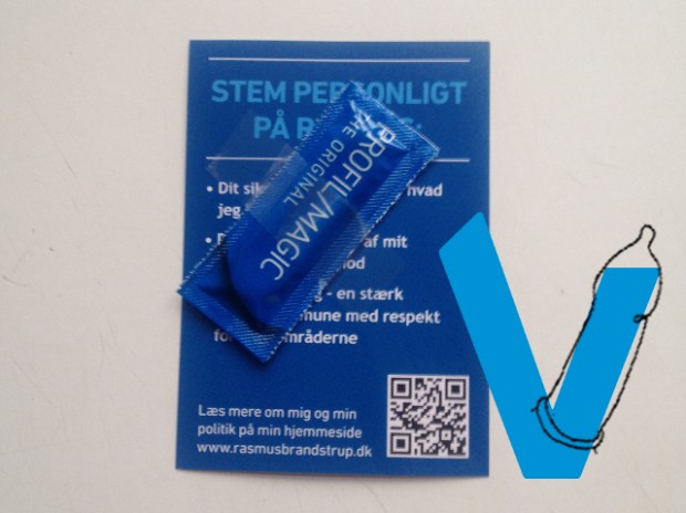 Et kondom og en valgreklame til de studerende - Det beskyttede V har vi selv sat på. Billed manipulation: Rolf Larsen.