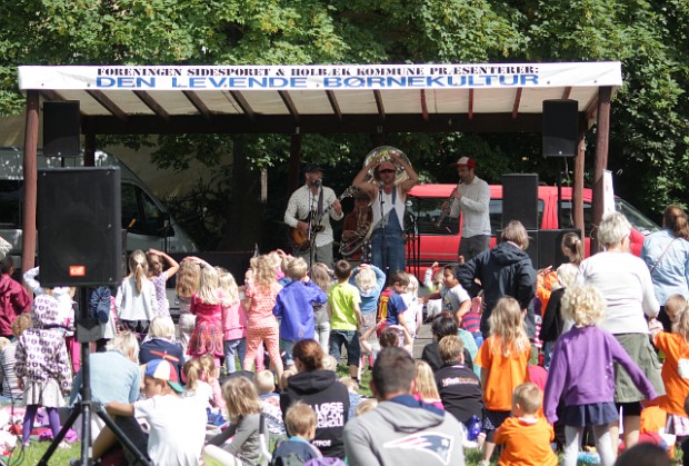 Børnene dansede og sang, da Babulja onsdag formiddag spillede på Murerpladsen i Holbæk. Foto: Rolf Larsen.