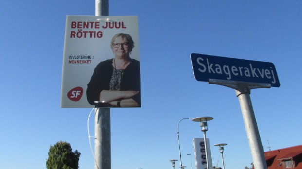 Bente Juul Röttigs valgplakat hænger torsdag morgen stadig i en lygtepæl. Foto: Rolf Larsen.