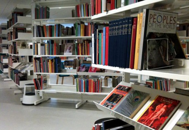 Holbæk Bibliotek i Nygade vil holde længere åbent i en forsøgperiode. Arkiv foto: Rolf Larsen.