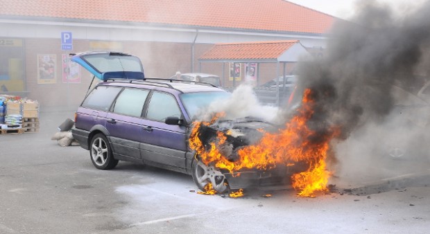 Denne bil brød i brand fredag eftermiddag på p-pladsen foran Netto i Holbæk Megacenter. Foto: Alex Christensen -   Skadestedsfotograf.dk.